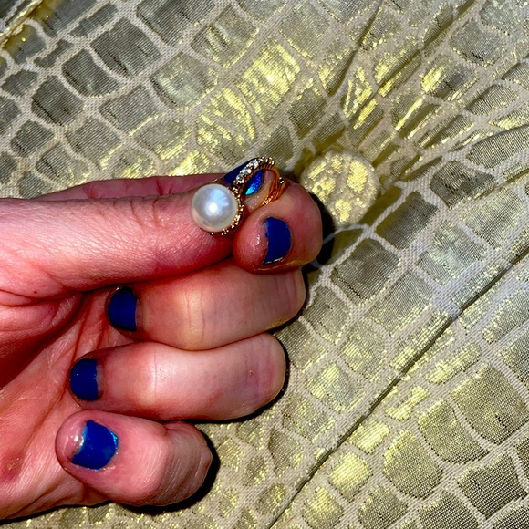 Huggies pearls gold tone and swarovski crystal earrings. - Picture 1 of 6